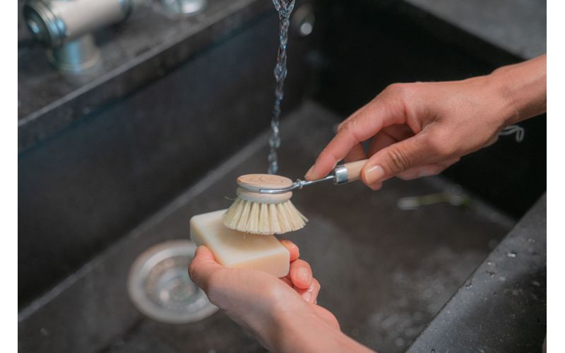 Savon Vaisselle Solide : Guide Complet - Savonnerie des Collines